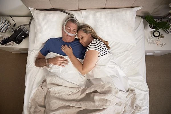 Couple-Sleeping-Man-With-ResMed-AirFit-P30_800x.jpg