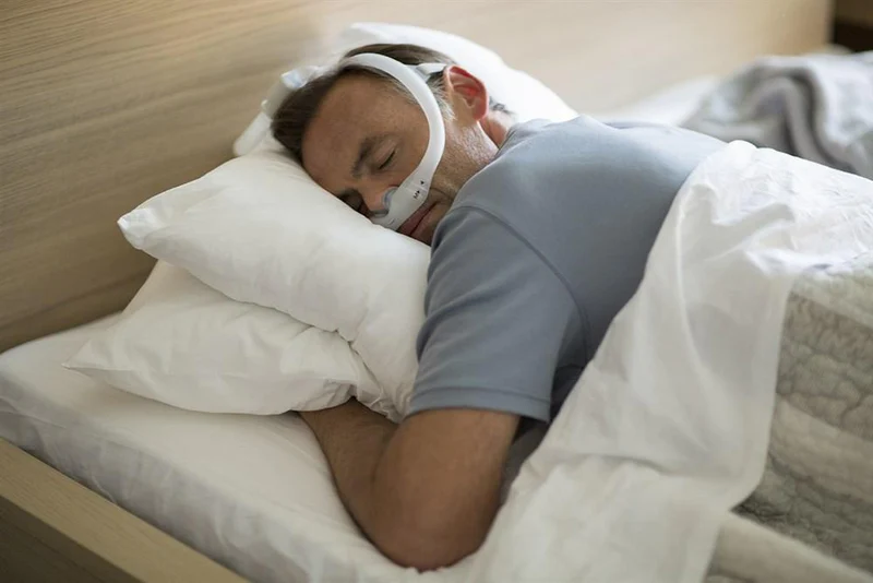 Male-Sleeping-With-Philips-Respironics-DreamWear_be9fd1a3-4a77-4999-8fda-5c9473ccb103_800x