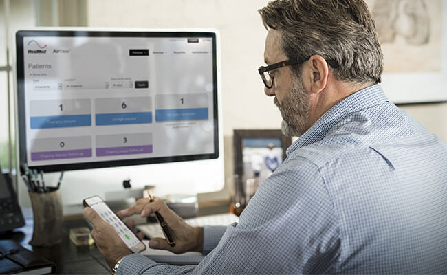 healthcare-professional-using-airview-action-groups-resmed-mobile
