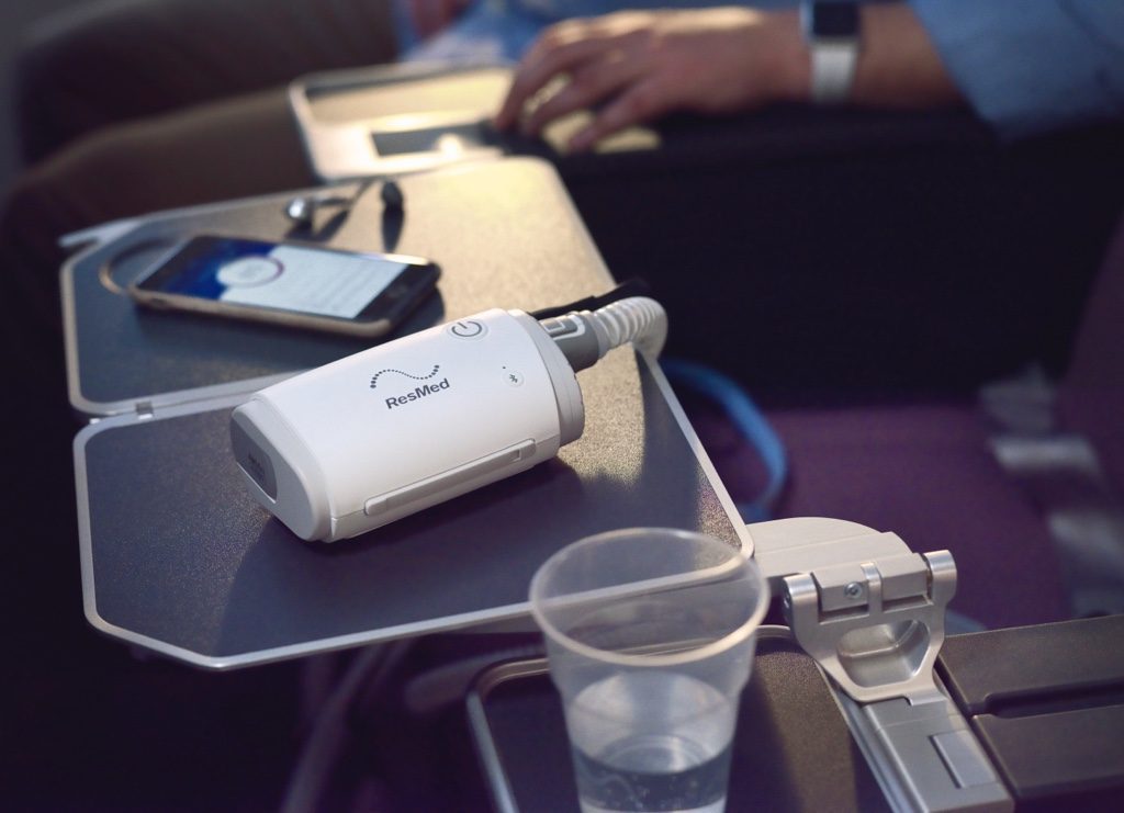 sleep-apnea-travel-cpap-airmini-on-airplane-tray-table-full-photo-1024x741-1