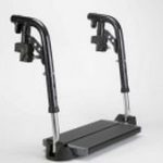 Suport pentru picioare cu o placă pentru scaun cu rotile